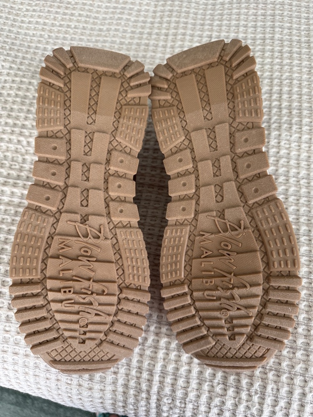 Stylish Women’s Leopard Print Sneakers in Tan & Rust in size 7.5. - Picture 3 of 5